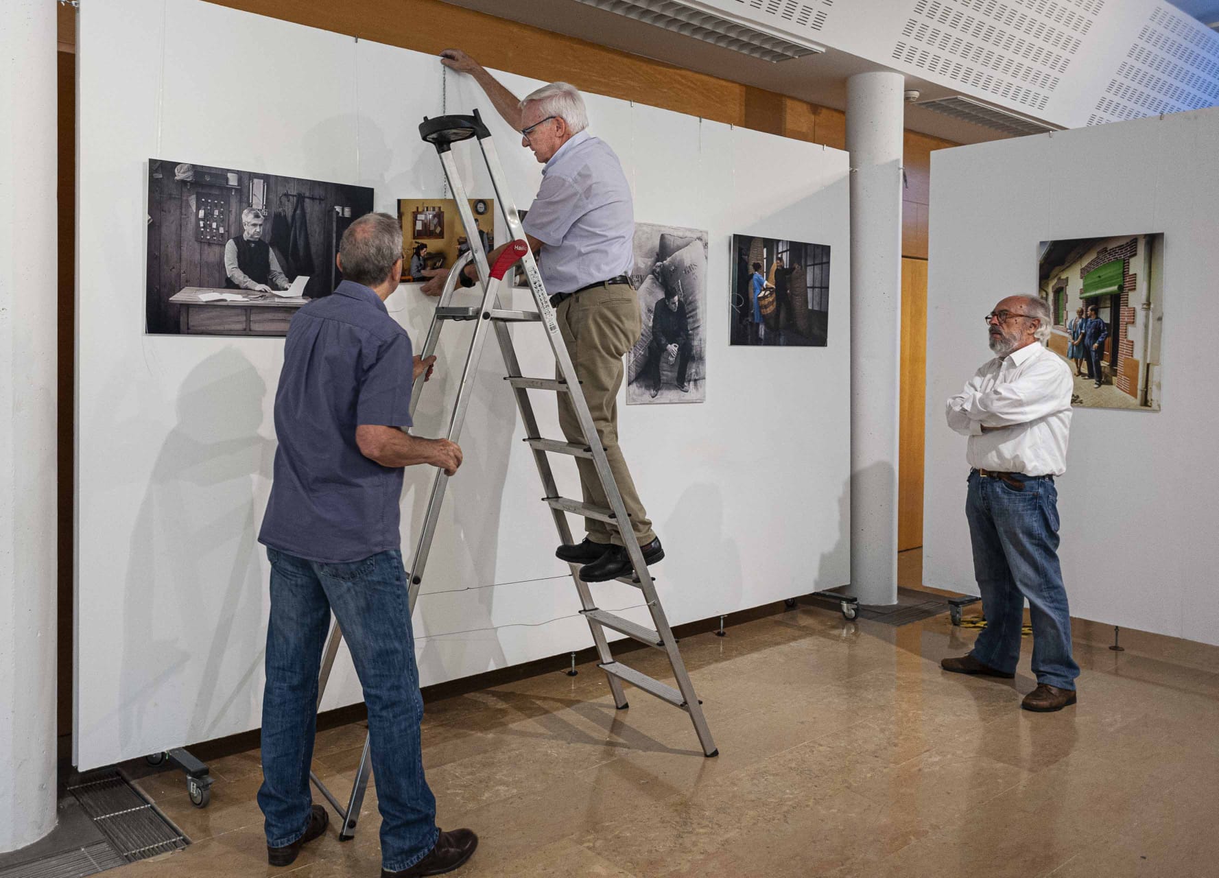 Muntatge de l’exposició, amb l’ajut dels «Amics de la Fabra i Coats».